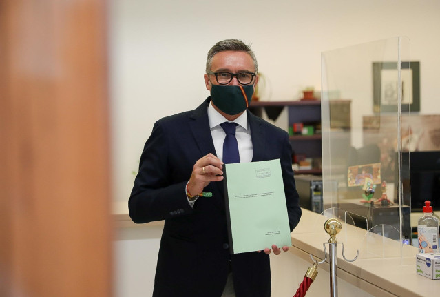 Manuel Gavira presenta el dictamen de la Comisión del Covid-19 en el registro del Parlamento andaluz, este lunes