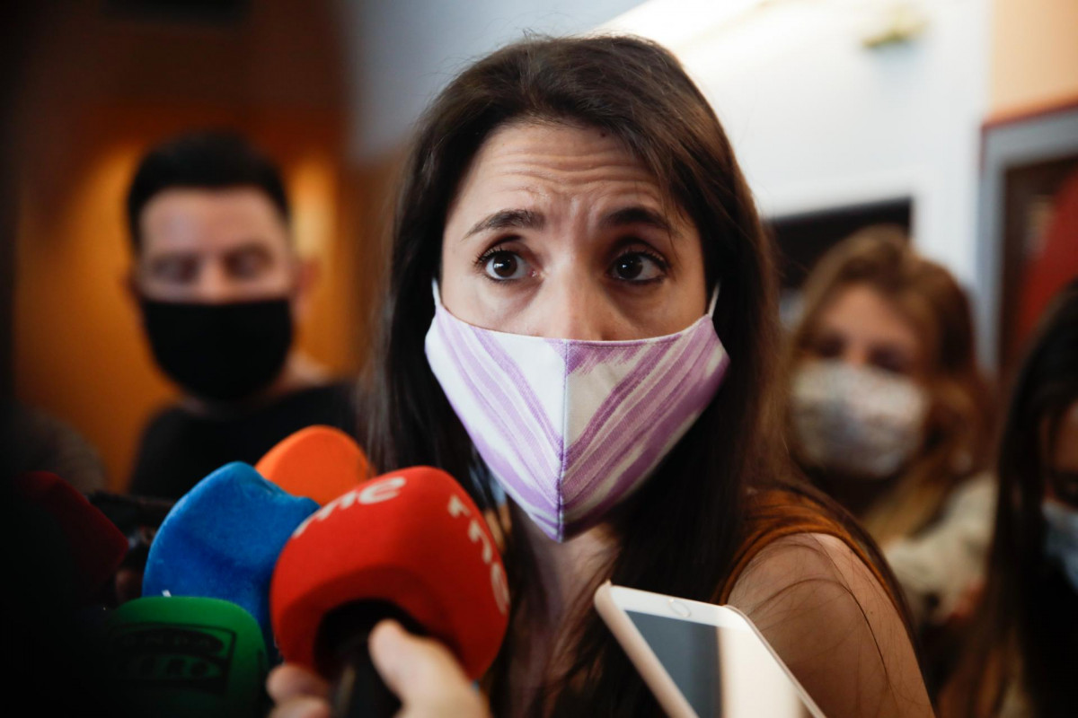 La ministra de Igualdad, Irene Montero, atiende a los medios de comunicación antes de mantener un encuentro con los responsables de El Pavón Teatro Kamikaze, en Madrid (España) a 24 de agosto de 20