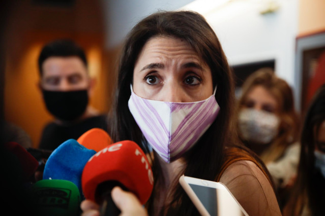 La ministra de Igualdad, Irene Montero, atiende a los medios de comunicación antes de mantener un encuentro con los responsables de El Pavón Teatro Kamikaze, en Madrid (España) a 24 de agosto de 2020.