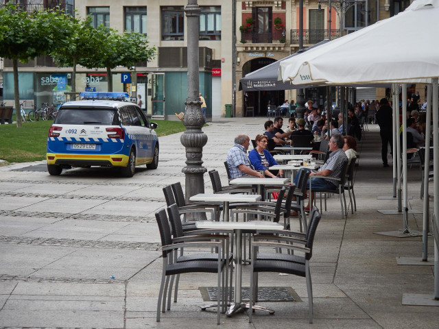 Policía vigilando las terrazas