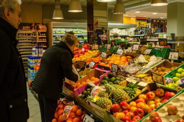 Gente comprando fruta