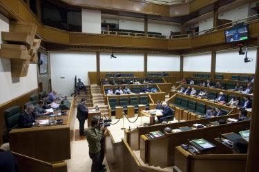 ‌Interior Del Parlamento Vasco Con Un Fotoperiodista Cubriendo La Sesión Plenaria.