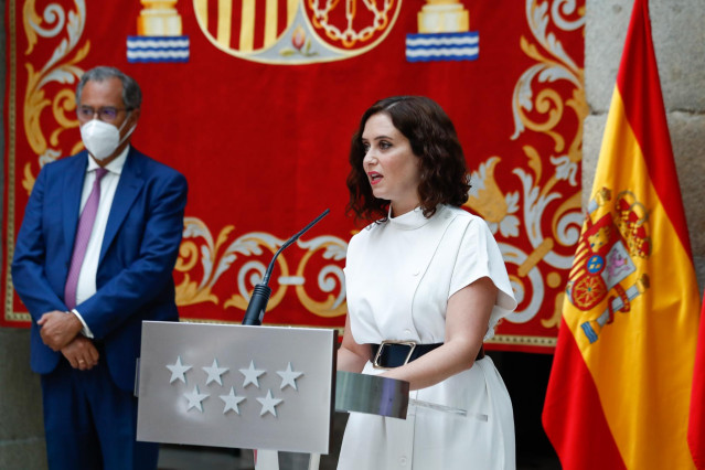 Isabel Díaz Ayuso, acompañada por el consejero de Educación y Juventud, Enrique Ossorio, durante la presentación de la estrategia del Gobierno regional para la vuelta a las aulas