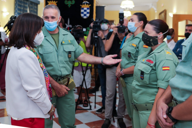 La ministra de Defensa dialoga con militares llegados de Líbano en una reciente visita a la base de la Legión en Almería