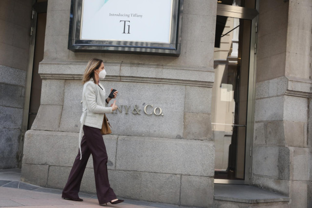Una mujer pasa junto a la entrada de la tienda Tiffany de la calle José Ortega y Gasset, 10 de Madrid