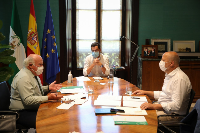 Juanma Moreno (c.), reunido este miércoles con los consejeros de Salud y Familias, Jesús Aguirre (i.), y de Educación y Deporte, Javier Imbroda (d.), para abordar el inicio del curso escolar