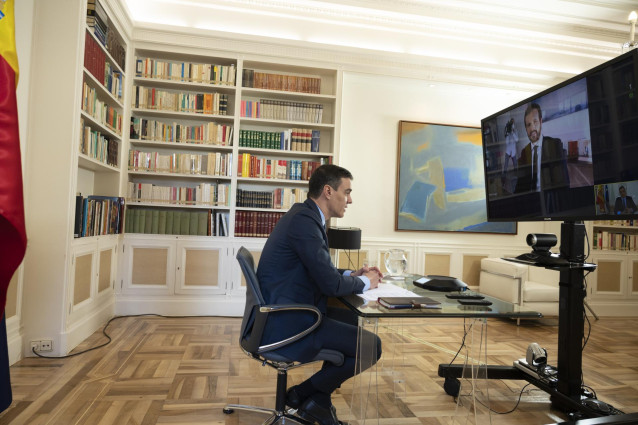 El presidente del Gobierno, Pedro Sánchez, en una videoconferencia con el presidente del Partido Popular, Pablo Casado