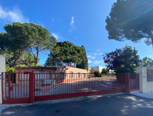 Verja exterior de la Residencia de ancianos San Diego y San Nicolás de Pozuelo de Alarcón (Madrid) que ha sido denunciada por familiares de los residentes por la situación 
