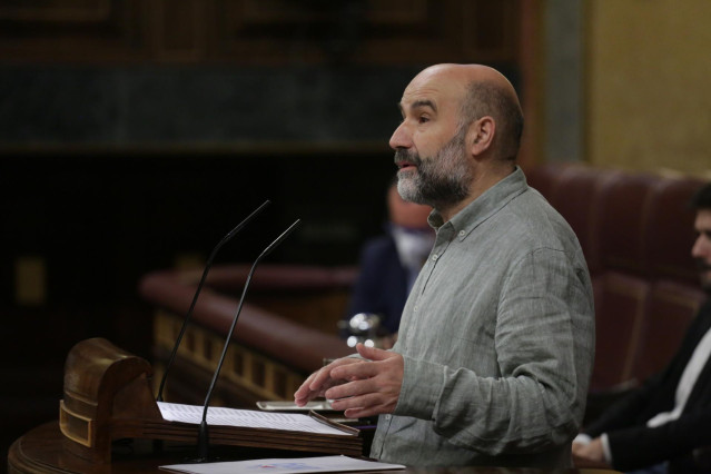 El diputado del BNG en el Congreso, Néstor Rego, durante su intervención en una sesión plenaria en la que además se debate el Decreto Ley 21/2020, o decreto de la ‘nueva normalidad’, que rige en España desde el término del estado de alarma, en Madrid (Esp