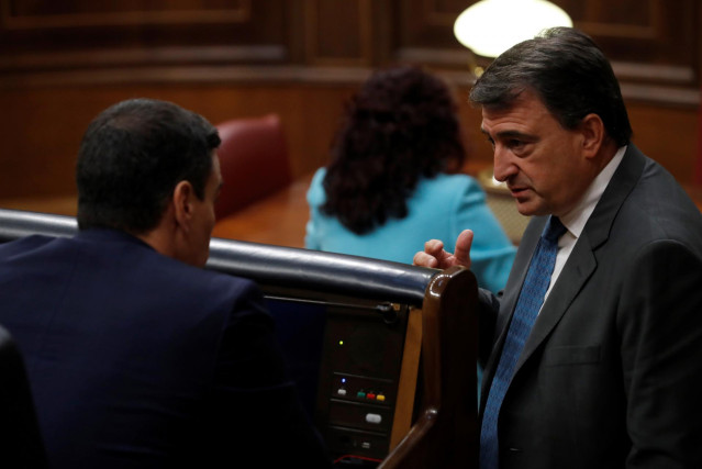 El portavoz del PNV, Aitor Esteban, conversa con el presidente del Gobierno, Pedro Sánchez