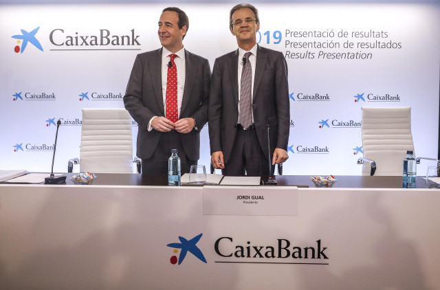 El consejero delegado de la entidad, Gonzalo Gortázar (izq) y el presidente de CaixaBank, Jordi Gual (dech), durante la presentación a los medios de los resultados del ejercicio 2019 .