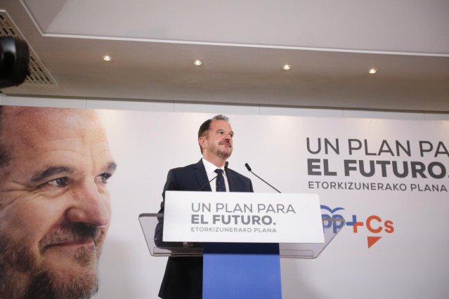El candidato a lehendakari por la coalición Partido Popular y Ciudadanos, Carlos Iturgaiz, valora los resultados obtenidos por su formación durante la noche electoral del 12J en la sede del partido, donde se ha seguido el escrutinio de las elecciones vasc