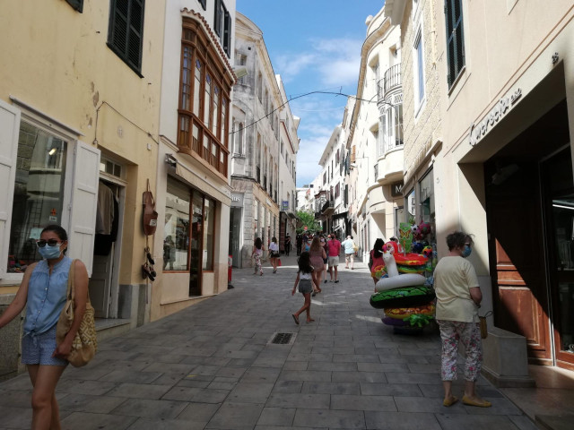 Una calle comercial en Mahón
