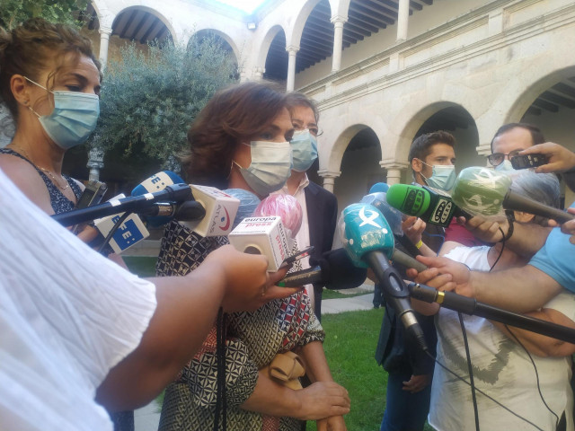 Carmen Calvo y Fernández Vara en declaraciones a los medios en Mérida