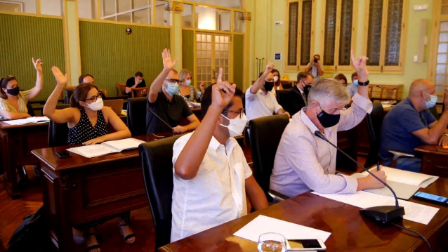 Momento de la Diputación Permanente en el que PSIB, MÉS per Mallorca y Unidas Podemos votan en contra de la comparecencia de Martí March en Comisión.