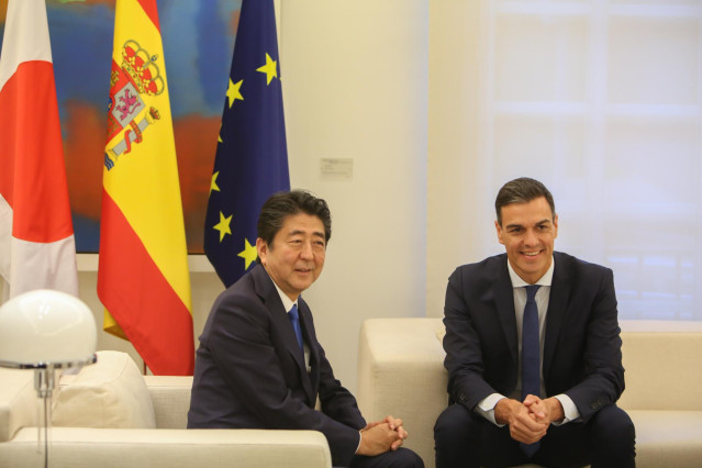 El presidente del Gobierno, Pedro Sánchez, recibe en La Moncloa al primer ministro japonés, Shinzo Abe, que visita España como parte de una gira por Europa que también le llevará a Francia y Bélgica.