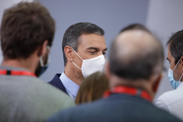 El presidente del Gobierno, Pedro Sánchez, tras ofrecer una rueda de prensa al término de la primera reunión del Consejo de Ministros en Moncloa tras el periodo estival en la que informa sobre la actualidad del Covid-19 en España, en Madrid (España), a 25