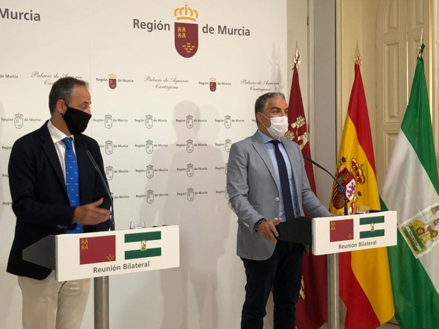 Elías Bendodo (d.), este sábado en Murcia