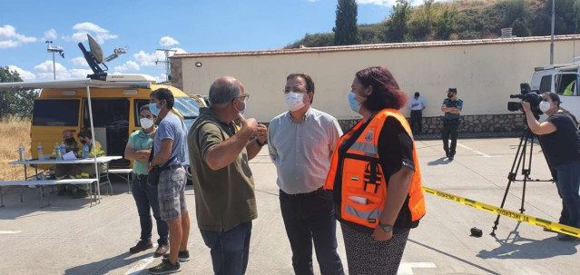 Fernández Vara, junto a Begoña García, en el puesto de mando del 112 en Aldeanueva de la Vera.