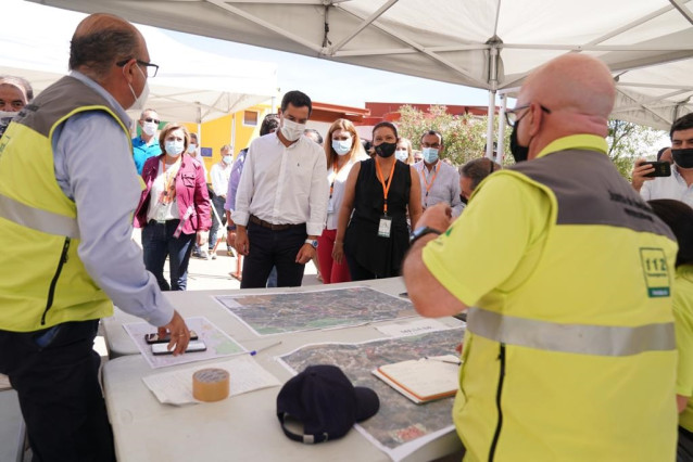En Valverde del Camino (Huelva), el presidente de la Junta de Andalucía, Juanma Moreno, acude al Puesto de Mando Avanzado del incendio forestal de Almonaster la Real, este domingo
