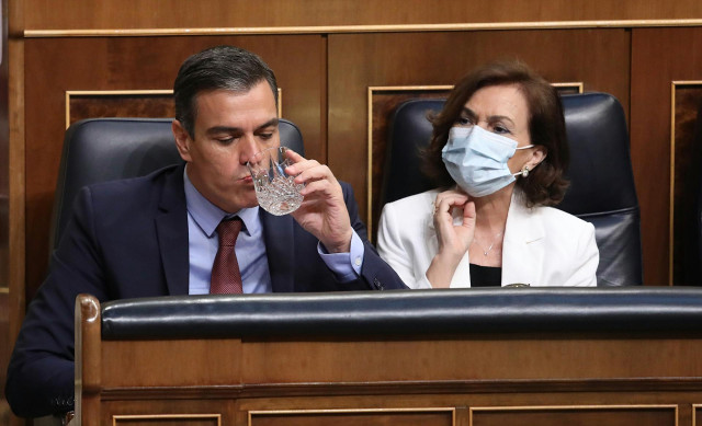 El presidente del Gobierno, Pedro Sánchez; y la vicepresidenta primera, Carmen Calvo, durante una sesión plenaria en el Congreso, en Madrid (España), a 29 de julio de 2020. Sánchez comparece para dar detalles del fondo recuperación postCovid acordado en e