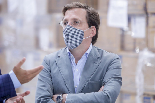 El alcalde de Madrid, José Luis Martínez-Almeida, visita el almacén permanente en el que el Ayuntamiento de la ciudad guarda todo su material de protección ante el Covid-19 y desde el que se reparte a los distintos servicios municipales en función de sus