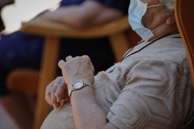 Una anciana con mascarilla.