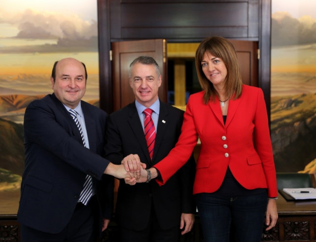El presidente del EBB del PNV, Andoni Ortuzar, el Lehendakari, Iñigo Urkullu, y la secretaria general del PSE-EE, Idoia Mendia, durante la firma del acuerdo de coalición de Gobierno en 2016