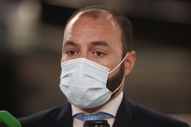 El consejero de Economía, Empleo y Competitividad de la Comunidad de Madrid, Manuel Giménez, ofrece declaraciones a los de comunicación tras hacer entrega a Metro de Madrid del sello distintivo Garantía Madrid.