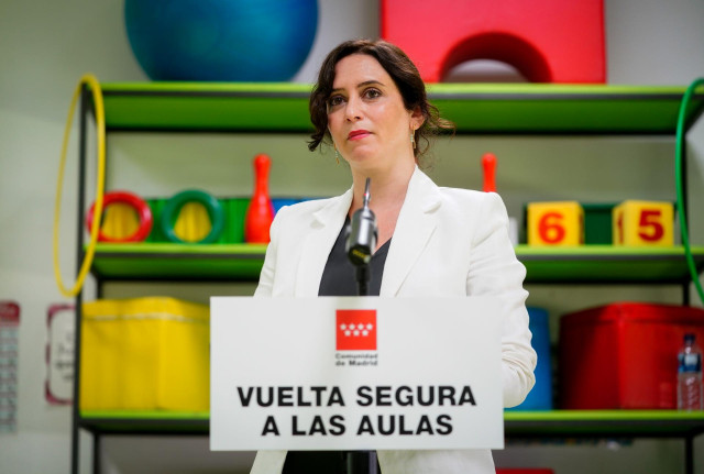 La presidenta de la Comunidad de Madrid, Isabel Díaz Ayuso, durante su intervención en su visita a la finalización de las obras de ampliación del Colegio Público bilingüe El Bercial en Getafe (Madrid).