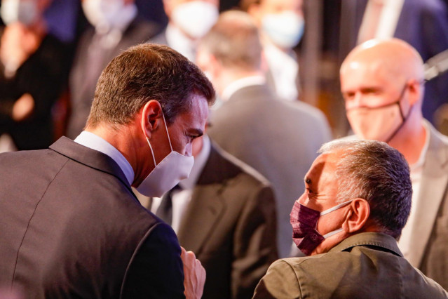 El presidente del Gobierno, Pedro Sánchez (i); habla con secretario general de UGT, Pepe Álvarez (d), tras ofrecer una conferencia bajo el título 'España puede. Recuperación, Transformación, Resiliencia
