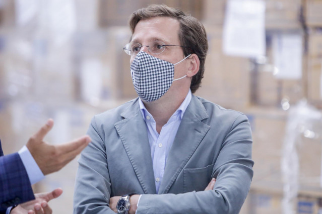 El alcalde de Madrid, José Luis Martínez-Almeida, visita el almacén permanente en el que el Ayuntamiento de la ciudad guarda todo su material de protección ante el Covid-19 y desde el que se reparte a los distintos servicios municipales en función de sus