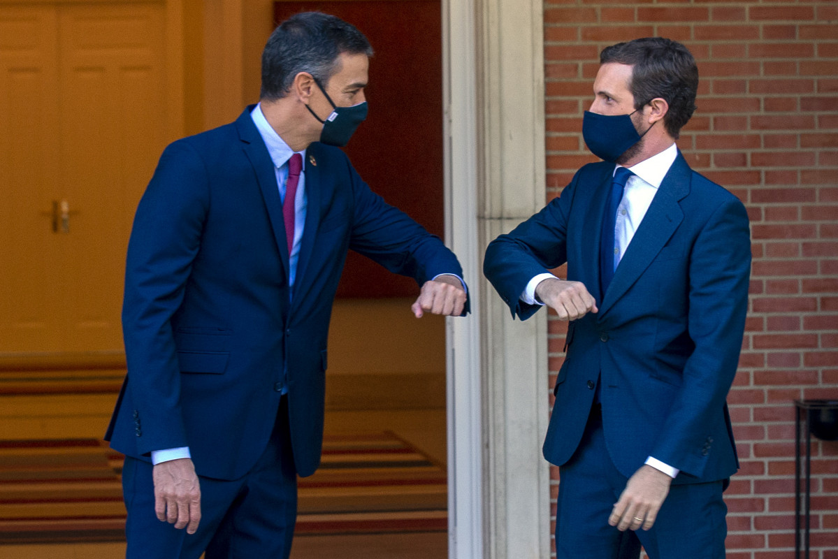 El presidente del Gobierno, Pedro Sánchez (i) y el presidente del PP, Pablo Casado, se saludan con el codo en el Palacio de Moncloa, antes del inicio de su reunión, en Madrid (España), a 2 de septi