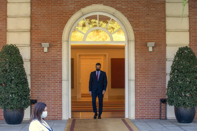 El presidente del Gobierno, Pedro Sánchez, en la entrada al Palacio de la Moncloa.