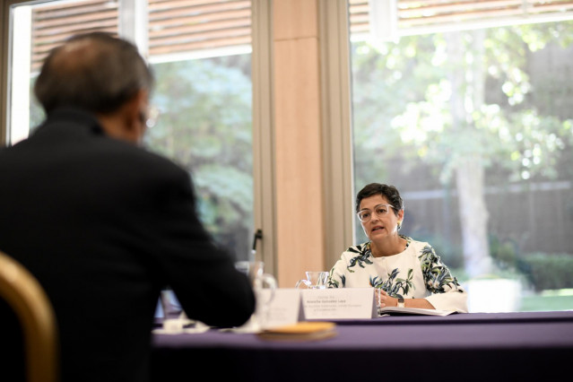 La ministra de Asuntos Exteriores, Unión Europea y Cooperación, Arancha González Laya, y el responsable de Relaciones Exteriores del Partido Comunista Chino (PCCh), Yang Jiechi, durante su encuentro en el Palacio de Viana, en Madrid (España), a 3 de septi