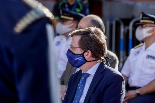 El alcalde de Madrid, José Luis Martínez-Almeida, asiste al acto de homenaje a los diez bomberos fallecidos en el incendio de los Almacenes Arias, en Madrid  (España), a 4 de septiembre de 2020. El suceso ocurrió en 1987 y  ahora se cumplen 33 años. En el