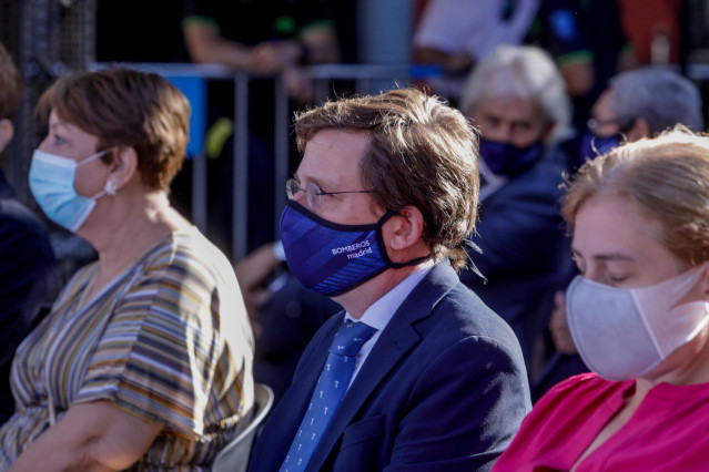 El alcalde de Madrid, José Luis Martínez-Almeida, junto a la delegada del Área de Portavoz, Seguridad y Emergencias, Inmaculada Sanz