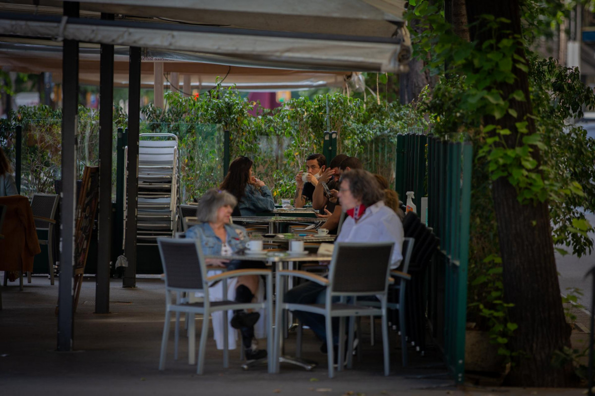 Varias personas en una terraza de un bar durante el primer día de  Fase 1, cuando se reabren al público las terrazas de los establecimientos de hostelería limitándose al 50% de las mesas. En Barcelona, Catalunya (España), a 25 de mayo de 2020.