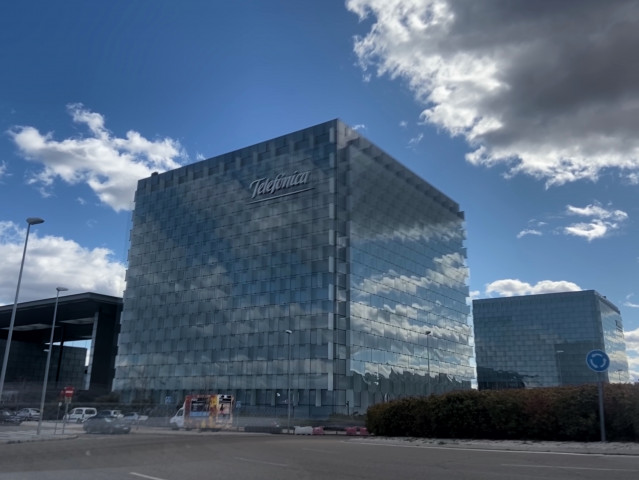 Edificio donde se encuentra la sede de Telefónica ubicada en Ronda de la comunicación, Madrid (España)