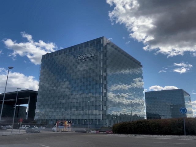 Edificio donde se encuentra la sede de Telefónica ubicada en Ronda de la comunicación, Madrid (España)