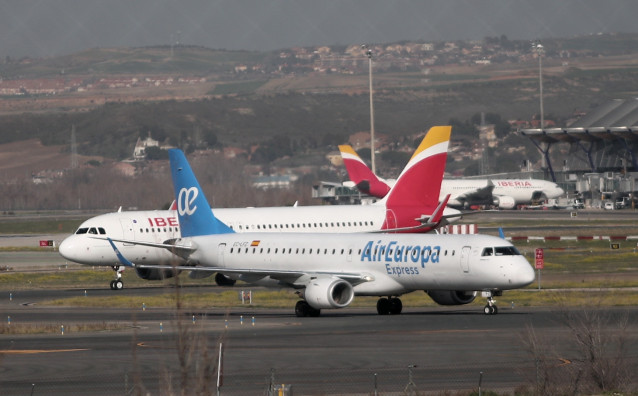 Un avión de Iberia y otro de Air Europa en las pistas del Aeropuerto de Barajas en Madrid (España) a 3 de febrero de 2020.