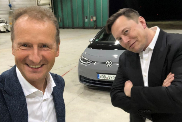 Herbert Diess y Elon Musk en el momento de la prueba.
