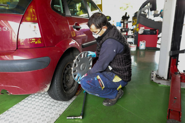 Cambio de una rueda de un coche.