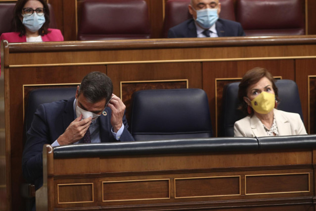 El presidente del Gobierno, Pedro Sánchez, y la vicepresidenta primera, Carmen Calvo, en el banco azul del Congreso