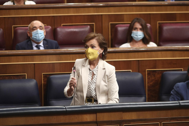 La vicepresidenta primera del Gobierno, Carmen Calvo, Interviene, desde su escaño, en el Congreso