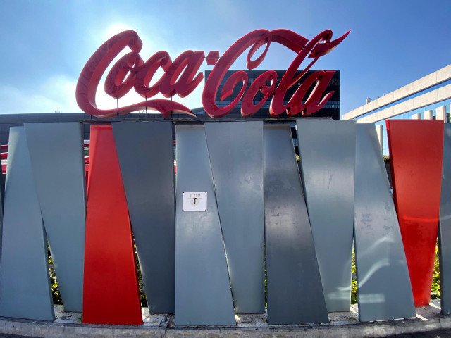 Logotipo de Coca-Cola a las puertas de su sede en la Calle de la Ribera del Loira, Madrid (España), a 14 de febrero de 2020.