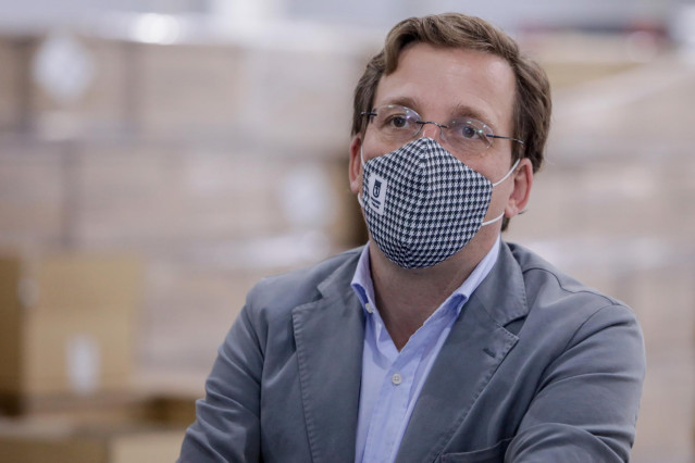 El alcalde de Madrid, José Luis Martínez-Almeida, visita el almacén permanente en el que el Ayuntamiento de la ciudad guarda todo su material de protección ante el Covid-19 y desde el que se reparte a los distintos servicios municipales en función de sus