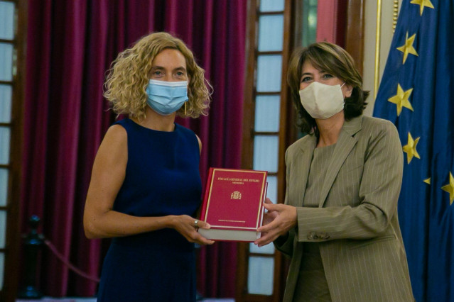 La fiscal general del Estado, Dolores Delgado, entrega a la presidenta del Congreso, Meritxell Batet, la Memoria de la Fiscalía de 2019