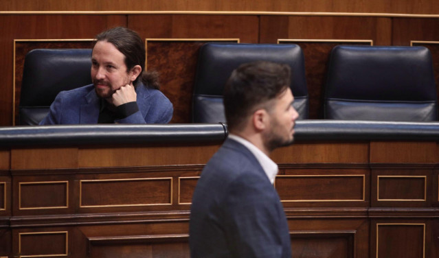 El portavoz de ERC en la Cámara Baja, Gabriel Rufián, pasa por delante del vicepresidente segundo del Gobierno y líder de Podemos, Pablo Iglesias.