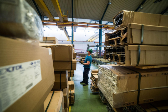 Un trabajador durante su jornada laboral en la empresa Extrusión Toledo, innovadora en la fabricación de perfiles metálicos, que ha creado y patentado un modelo de separadores en restaurantes durante la pandemia de Covid-19, en Toledo, Castilla-La Mancha